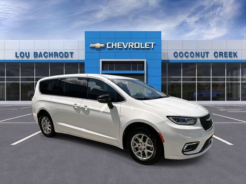 Used 2024 Chrysler Pacifica Touring FWD image 2