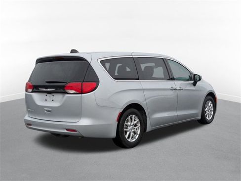 Used 2023 Chrysler Voyager LX image 3