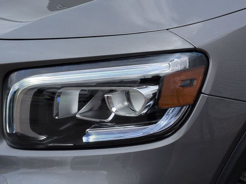 Used 2023 Mercedes-Benz GLB 250 4MATIC w/ Premium Package image 10