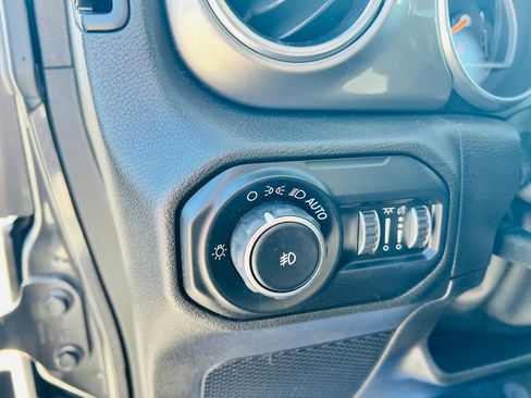 Used 2018 Jeep Wrangler Unlimited Sahara w/ Uconnect 4C Nav & Sound Group image 18