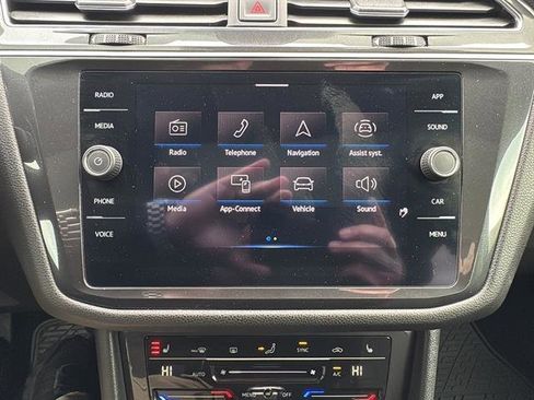 Used 2022 Volkswagen Tiguan SE w/ Panoramic Sunroof Package image 22