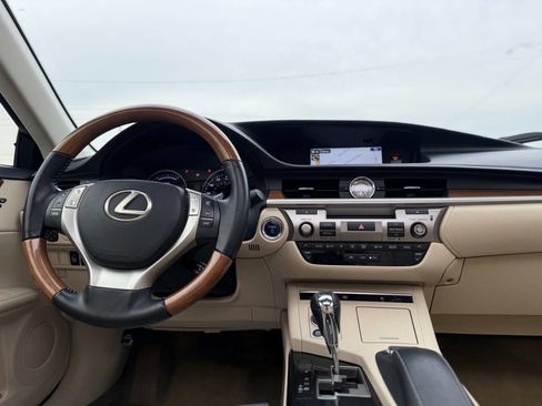 Used 2015 Lexus ES 300h w/ Navigation System Package FWD image 29