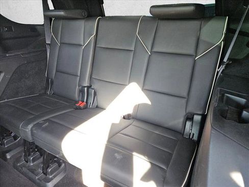 Used 2022 Cadillac Escalade Premium Luxury image 17