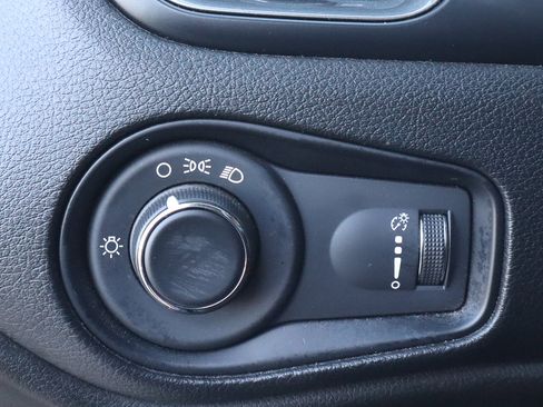 Used 2023 Jeep Renegade Latitude image 16