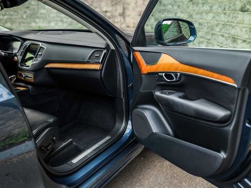 Used 2021 Volvo XC90 T6 Momentum w/ Protection Package image 14