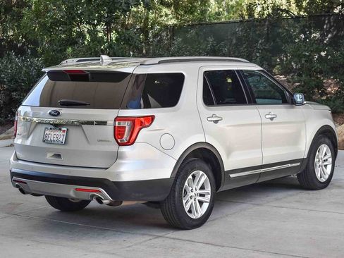 Used 2017 Ford Explorer XLT FWD image 6