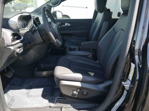 New 2026 Chrysler Pacifica Select AWD/4WD image 23