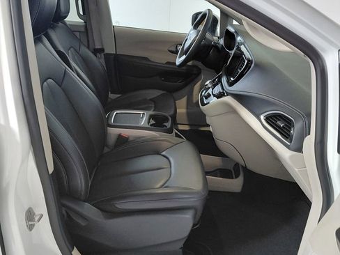 Certified 2023 Chrysler Pacifica Touring-L FWD image 12
