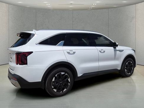 Used 2025 Kia Sorento S w/ Panoramic Sunroof Package FWD image 4