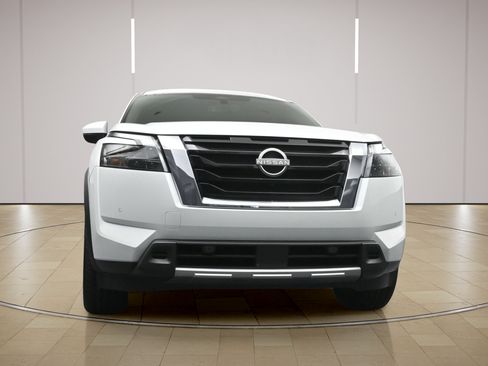 Certified 2025 Nissan Pathfinder SL FWD image 24