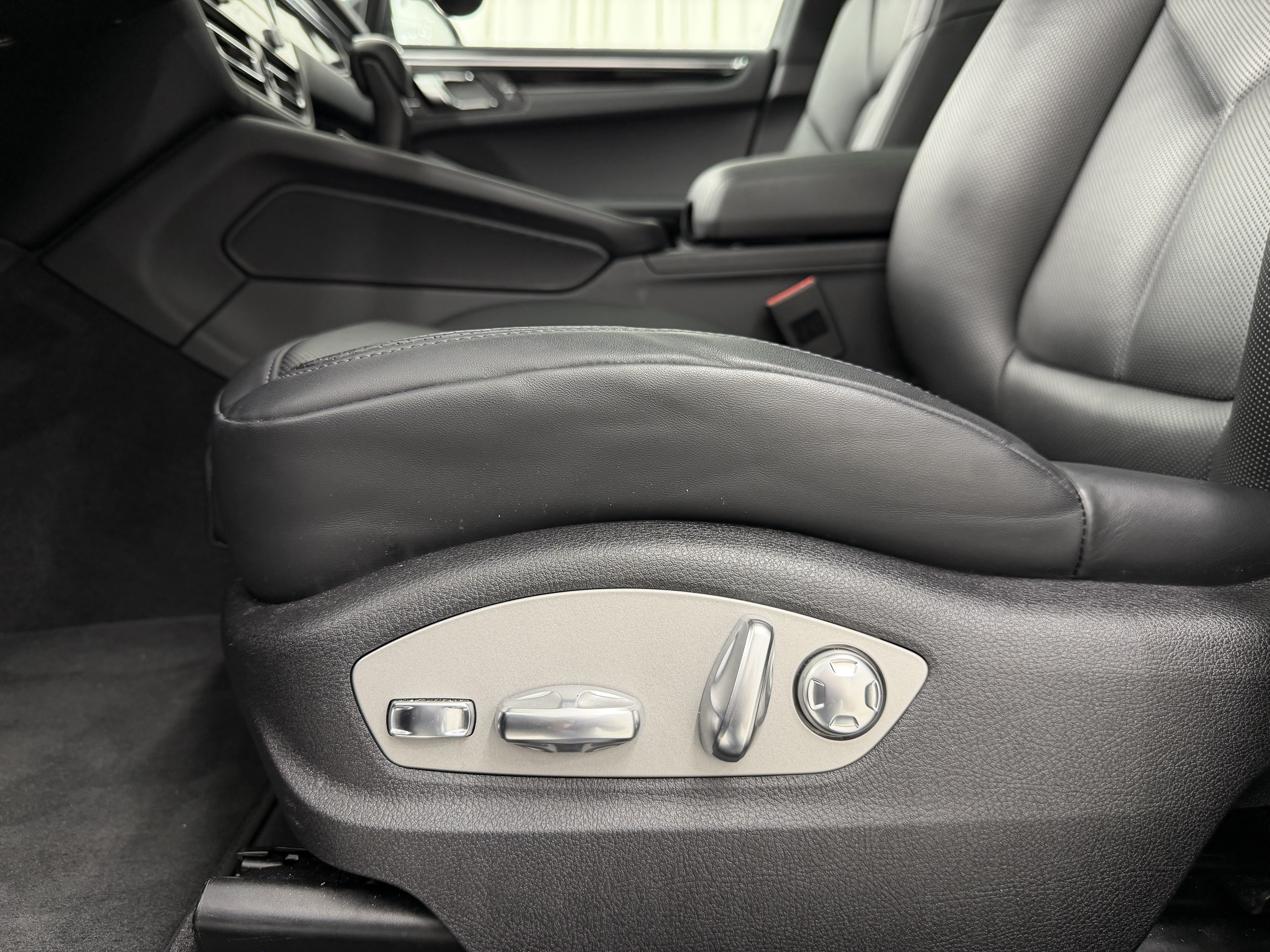 Used 2025 Porsche Macan AWD/4WD image 31