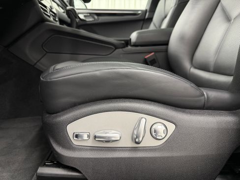 Certified 2025 Porsche Macan AWD/4WD image 31