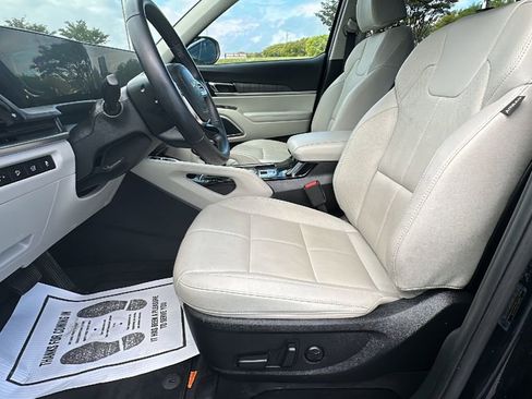 Used 2025 Kia Telluride EX w/ EX Captain's Chair Package image 10
