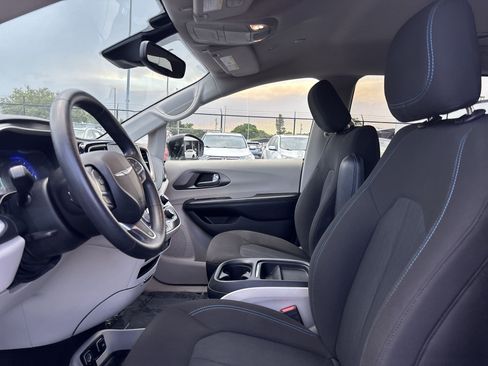 Used 2021 Chrysler Pacifica Touring FWD image 13