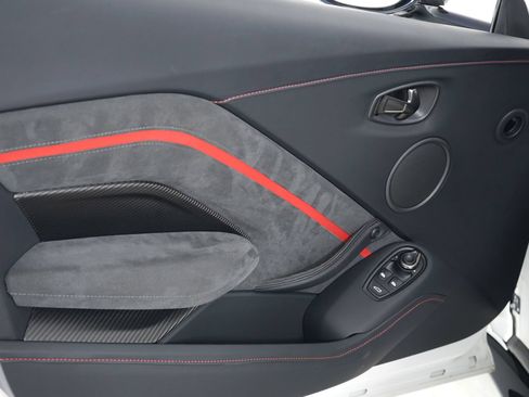 Used 2023 Aston Martin V8 Vantage Coupe RWD image 31