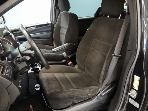 Used 2017 Dodge Grand Caravan SE image 3