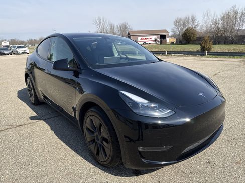 Used 2024 Tesla Model Y Long Range image 1
