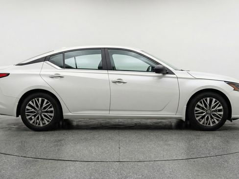 Used 2025 Nissan Altima 2.5 SV image 11