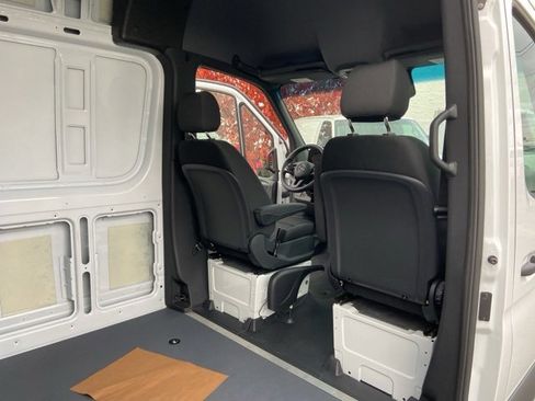 Used 2024 Mercedes-Benz Sprinter 2500 w/ Acoustic Package image 24