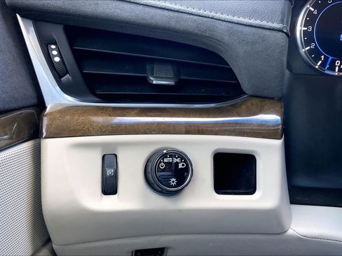 Used 2019 Cadillac Escalade Premium Luxury RWD image 34