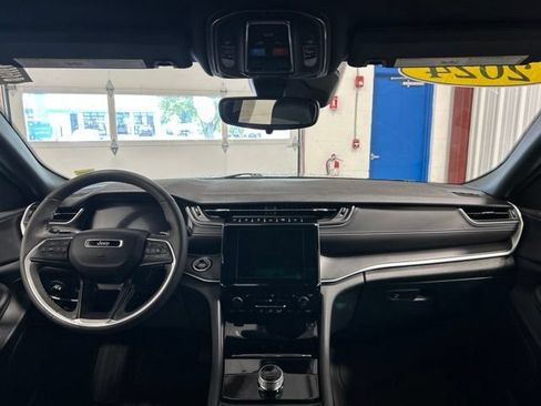 Used 2024 Jeep Grand Cherokee L Altitude AWD/4WD image 14