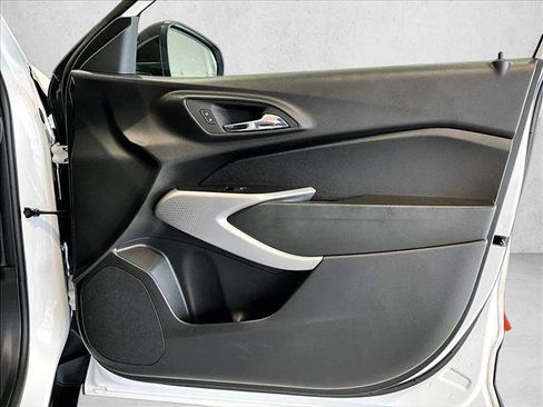 Used 2024 Chevrolet Trax RS FWD image 19