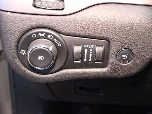 Used 2019 Jeep Cherokee Overland w/ Technology Group image 18