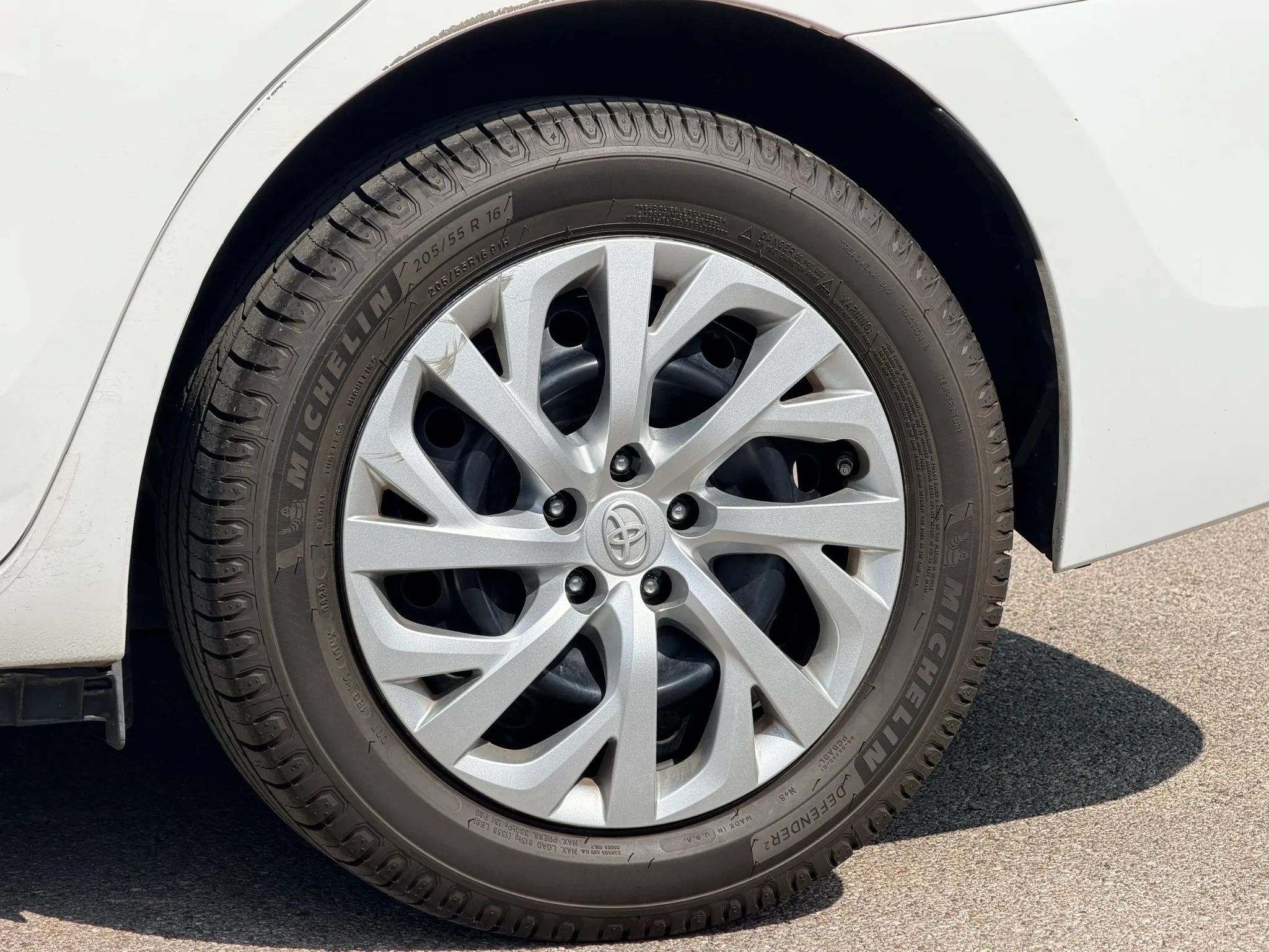 Used 2019 Toyota Corolla LE w/ Carpet Mat Package (TMS) FWD image 2