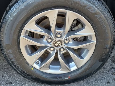 Used 2025 Toyota Sienna LE w/ LE Plus Package AWD/4WD image 12