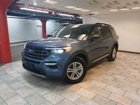 Used 2021 Ford Explorer XLT w/ Equipment Group 202A image 5