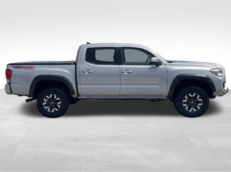 Used 2017 Toyota Tacoma TRD Off-Road AWD/4WD video 2