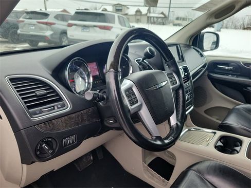 Used 2014 Chrysler Town & Country Limited image 18