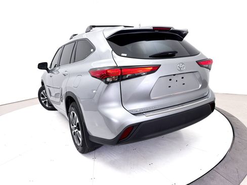 Used 2023 Toyota Highlander XLE FWD image 7