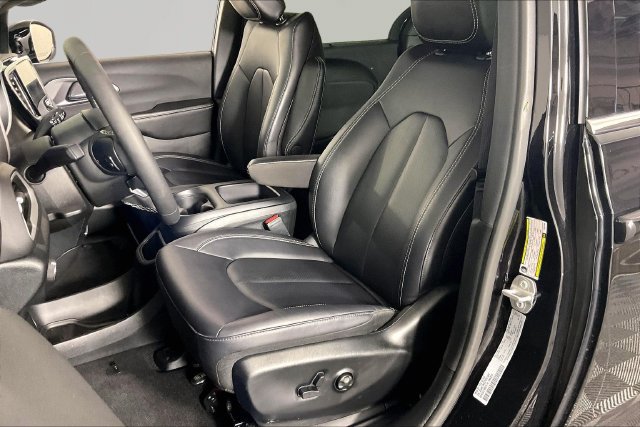 Used 2026 Chrysler Pacifica Select FWD image 17