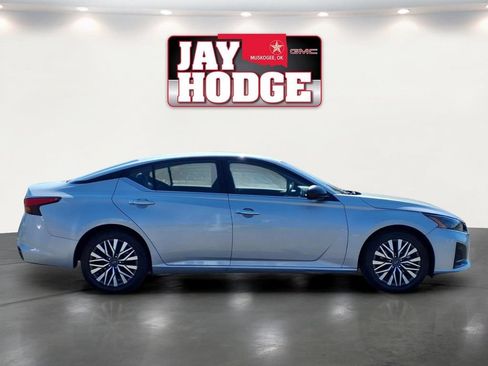 Used 2025 Nissan Altima 2.5 SV FWD image 4