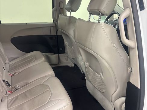 Used 2018 Chrysler Pacifica Touring-L w/ Tire & Wheel Group FWD image 30