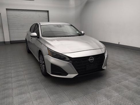 Used 2023 Nissan Altima 2.5 SV FWD image 14