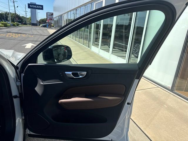 Used 2024 Volvo XC60 B5 Plus w/ Climate Package AWD/4WD image 14