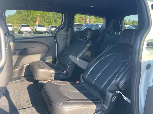 Used 2023 Chrysler Pacifica Touring-L w/ S Appearance Package AWD/4WD image 14
