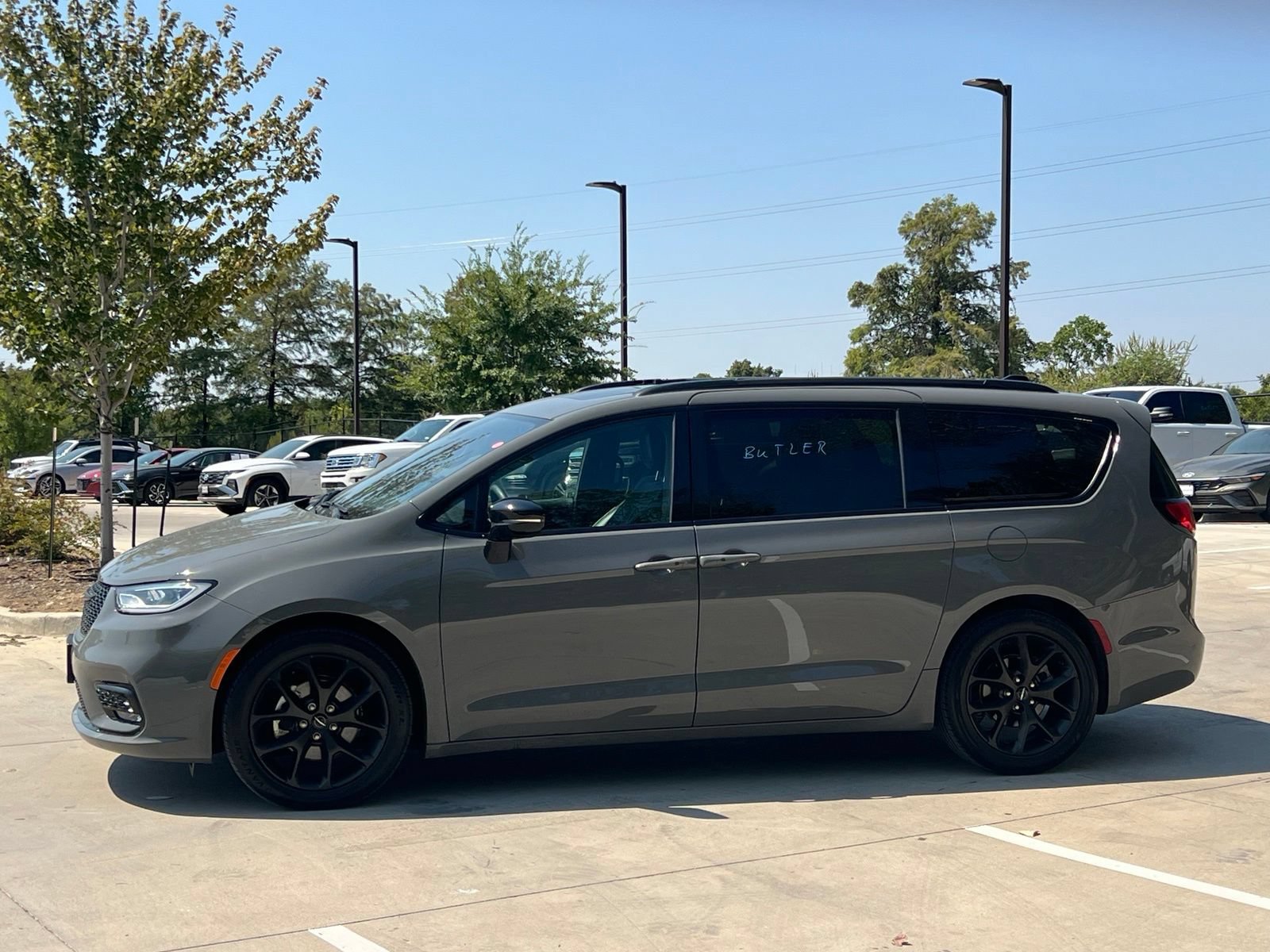 Used 2025 Chrysler Pacifica Limited FWD image 6