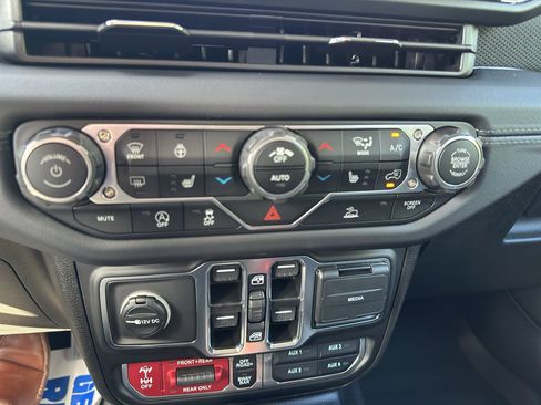 New 2025 Jeep Gladiator Rubicon w/ Convenience Group image 18