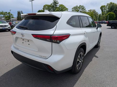 Used 2022 Toyota Highlander XLE AWD/4WD image 6