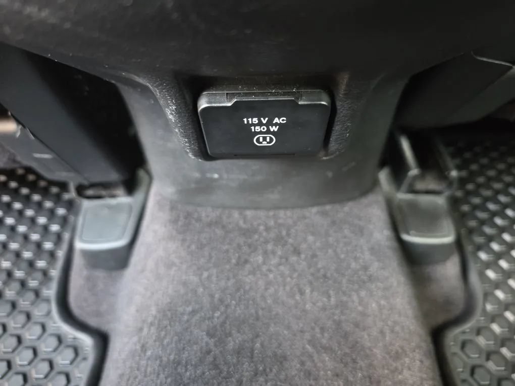 Used 2018 Jeep Cherokee Latitude Plus w/ Cold Weather Group AWD/4WD image 41