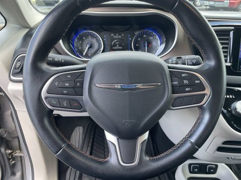 Used 2017 Chrysler Pacifica Touring-L FWD image 15