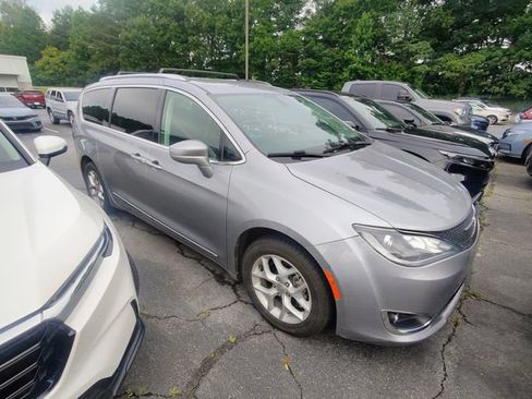 Used 2020 Chrysler Pacifica Touring-L w/ Tire & Wheel Group FWD image 2
