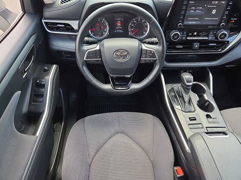 Used 2021 Toyota Highlander LE AWD/4WD image 12
