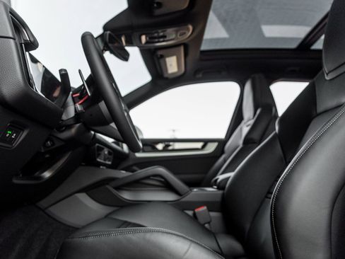 Certified 2025 Porsche Cayenne image 23