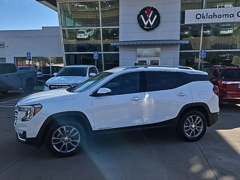 Used 2024 GMC Terrain SLT image 8
