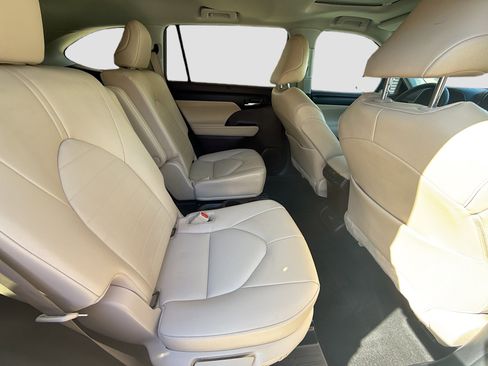 Used 2022 Toyota Highlander XLE image 30