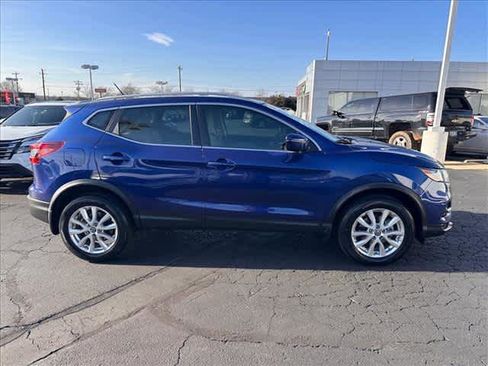 Used 2020 Nissan Rogue Sport SV image 2